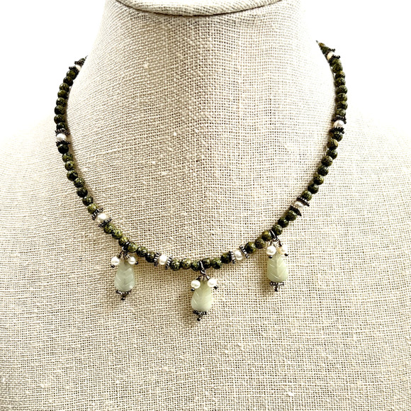 Vintage Necklace Green Jadeite Pendant Drops Glass Beads Short 14.5 Inches - Picture 3 of 13
